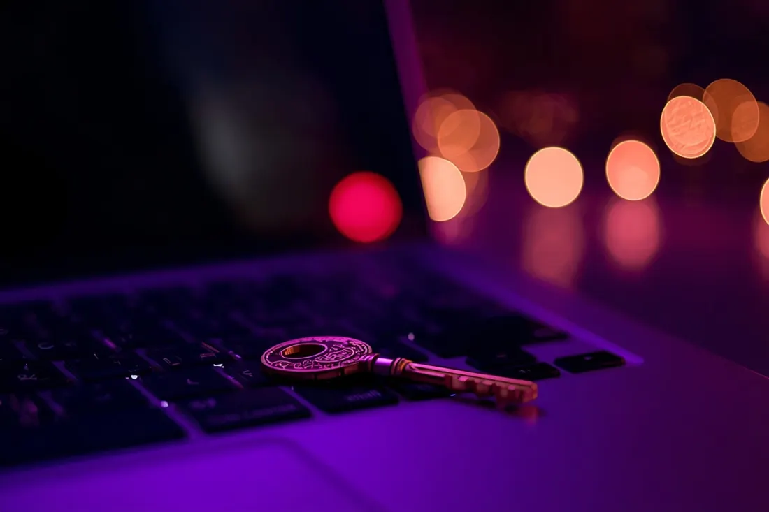 Goldener Schlüssel auf einer Laptoptastatur